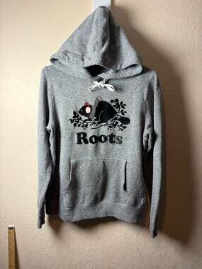Roots Gray Salt and Pepper Kanga Hoodie with Holiday Beaver Graphic M